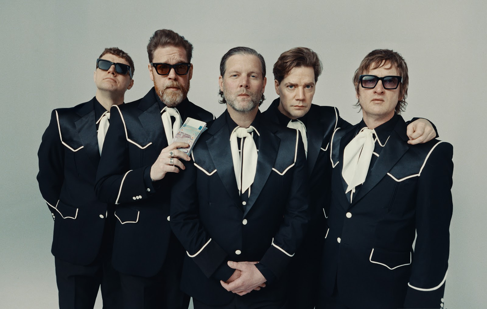 THE HIVES INCORPORA UM TOQUE POP AOS INTENSOS HINOS DE GARAGE ROCK EM SEU SÉTIMO ÁLBUM DE ESTÚDIO. OUÇA