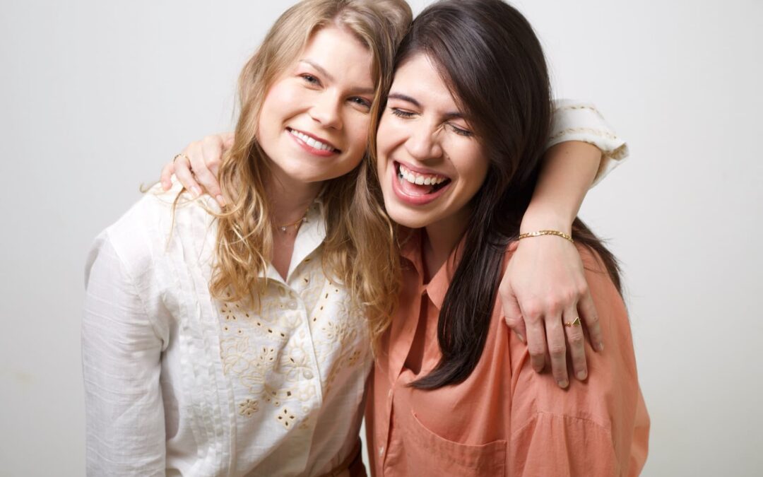 VICKA E MARINA AQUINO CONTEMPLAM AS PEQUENAS GRANDEZAS DO COTIDIANO NO CLIPE DE “ACORDAR COM VOCÊ”