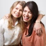 VICKA E MARINA AQUINO CONTEMPLAM AS PEQUENAS GRANDEZAS DO COTIDIANO NO CLIPE DE “ACORDAR COM VOCÊ”
