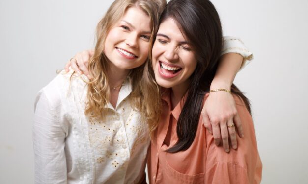 VICKA E MARINA AQUINO CONTEMPLAM AS PEQUENAS GRANDEZAS DO COTIDIANO NO CLIPE DE “ACORDAR COM VOCÊ”