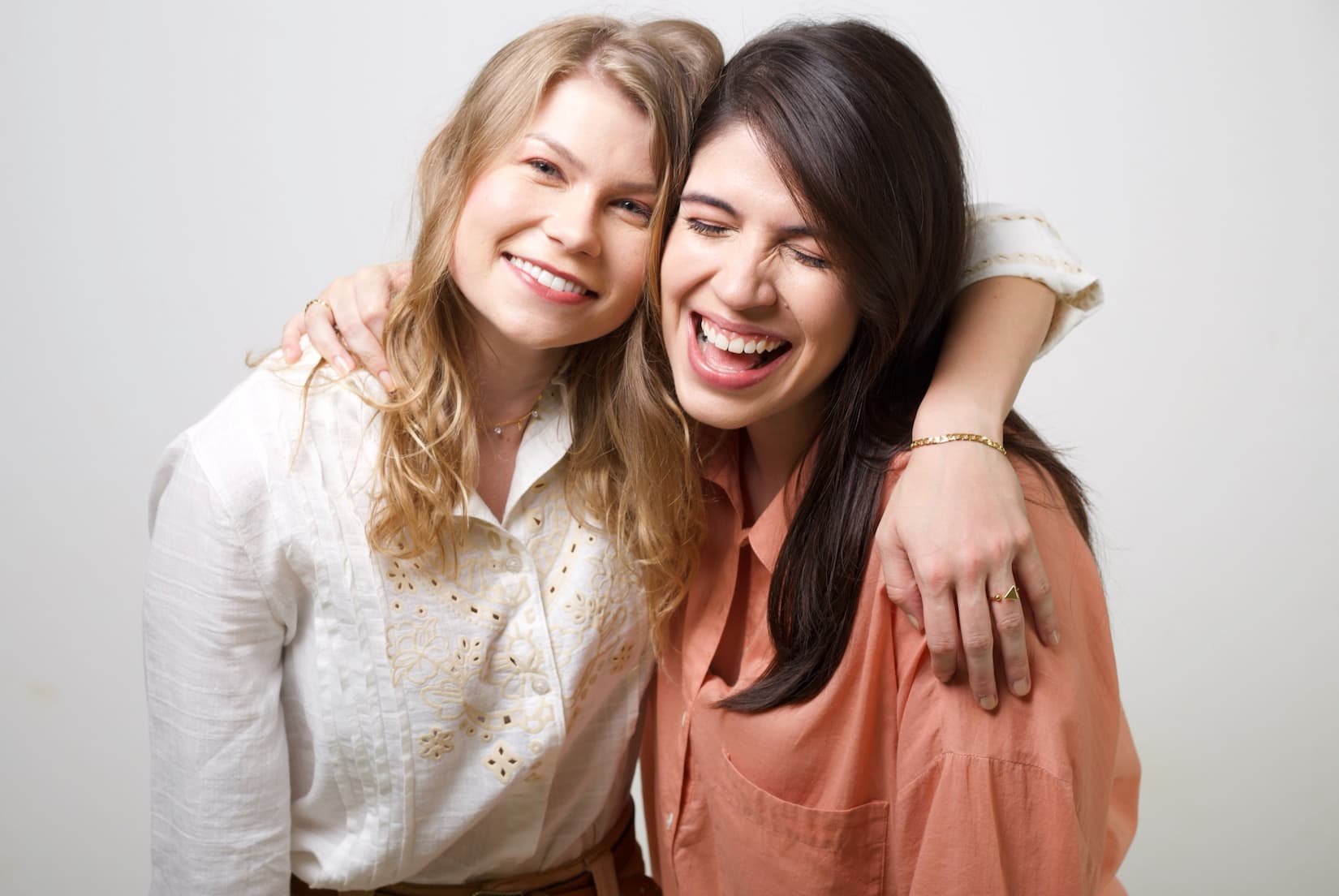 VICKA E MARINA AQUINO CONTEMPLAM AS PEQUENAS GRANDEZAS DO COTIDIANO NO CLIPE DE “ACORDAR COM VOCÊ”