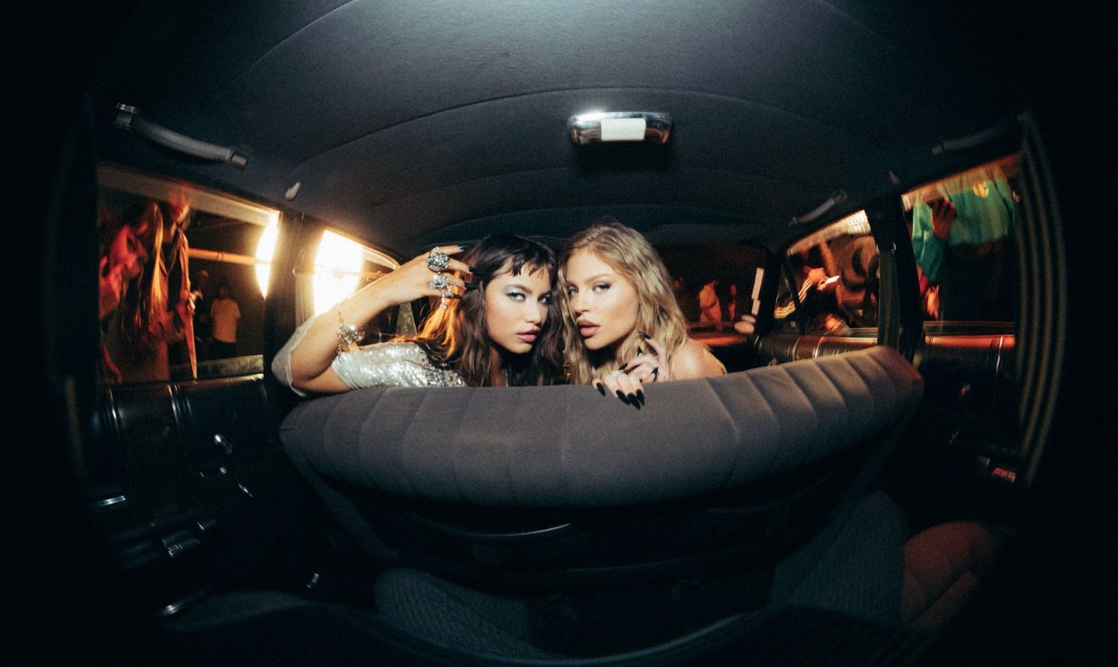 SOFÍA REYES E LUÍSA SONZA APOSTAM EM UM POP-REGGAETON SEXY E ELÉTRICO COM O SINGLE “UÑAS AFILADAS”