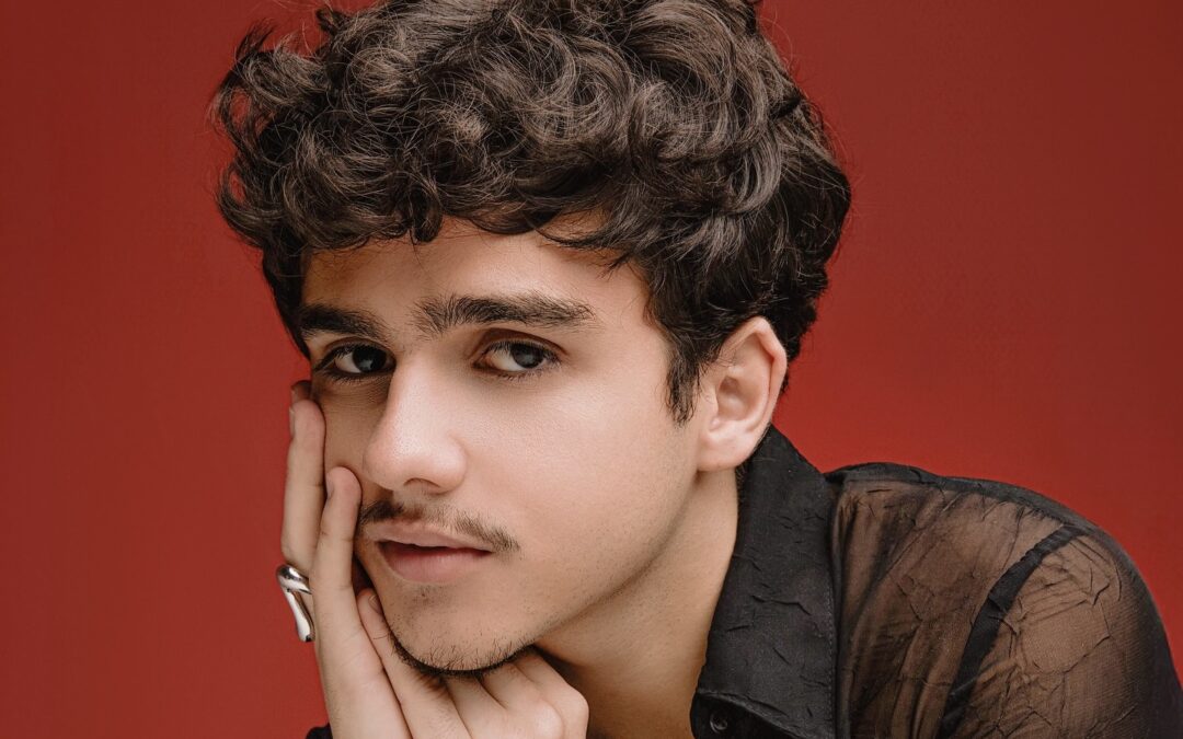 “UM ÁLBUM AUTORAL É UMA VIRADA DE CHAVE NA VIDA DO ARTISTA”, DIZ CAIKE SOUZA SOBRE “ENTRE FLORES E DORES”