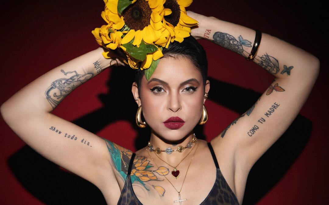 “EU FIZ ESSE ÁLBUM PRA MINHA CRIANÇA INTERIOR”, COMENTA KELL SMITH SOBRE “LATINO-AMERICANA”