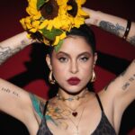 “EU FIZ ESSE ÁLBUM PRA MINHA CRIANÇA INTERIOR”, COMENTA KELL SMITH SOBRE “LATINO-AMERICANA”