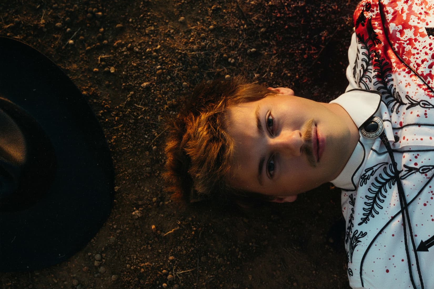 RUEL REVELA UMA VULNERABILIDADE CRUA E DESPOJADA E DESTACA SUA PROFUNDIDADE EMOCIONAL EM “WILD GUESS”