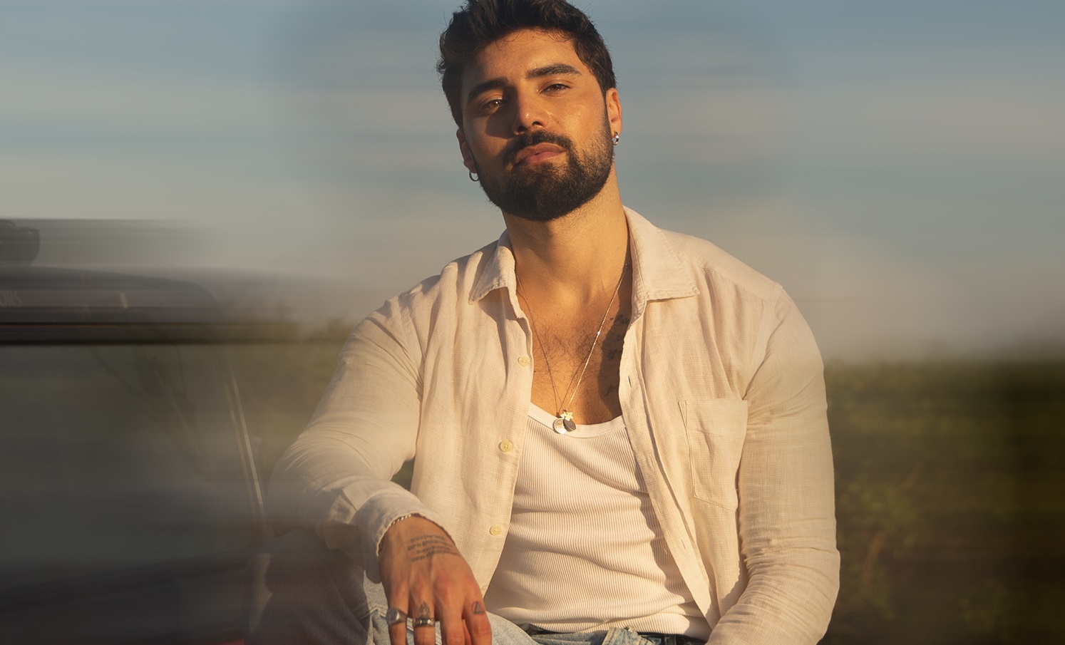 BRUNNO DALTRO CONVERSA DIRETAMENTE COM O OUVINTE E MISTURA SUAVIDADE COM GROOVE NO CLIPE DO SINGLE “VAI QUE”
