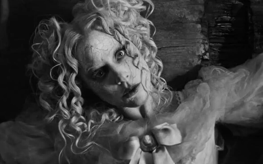 LADY GAGA SURGE DE FORMA MACABRA NO VIDEOCLIPE DE “THE DEAD DANCE” COM DIREÇÃO DE TIM BURTON