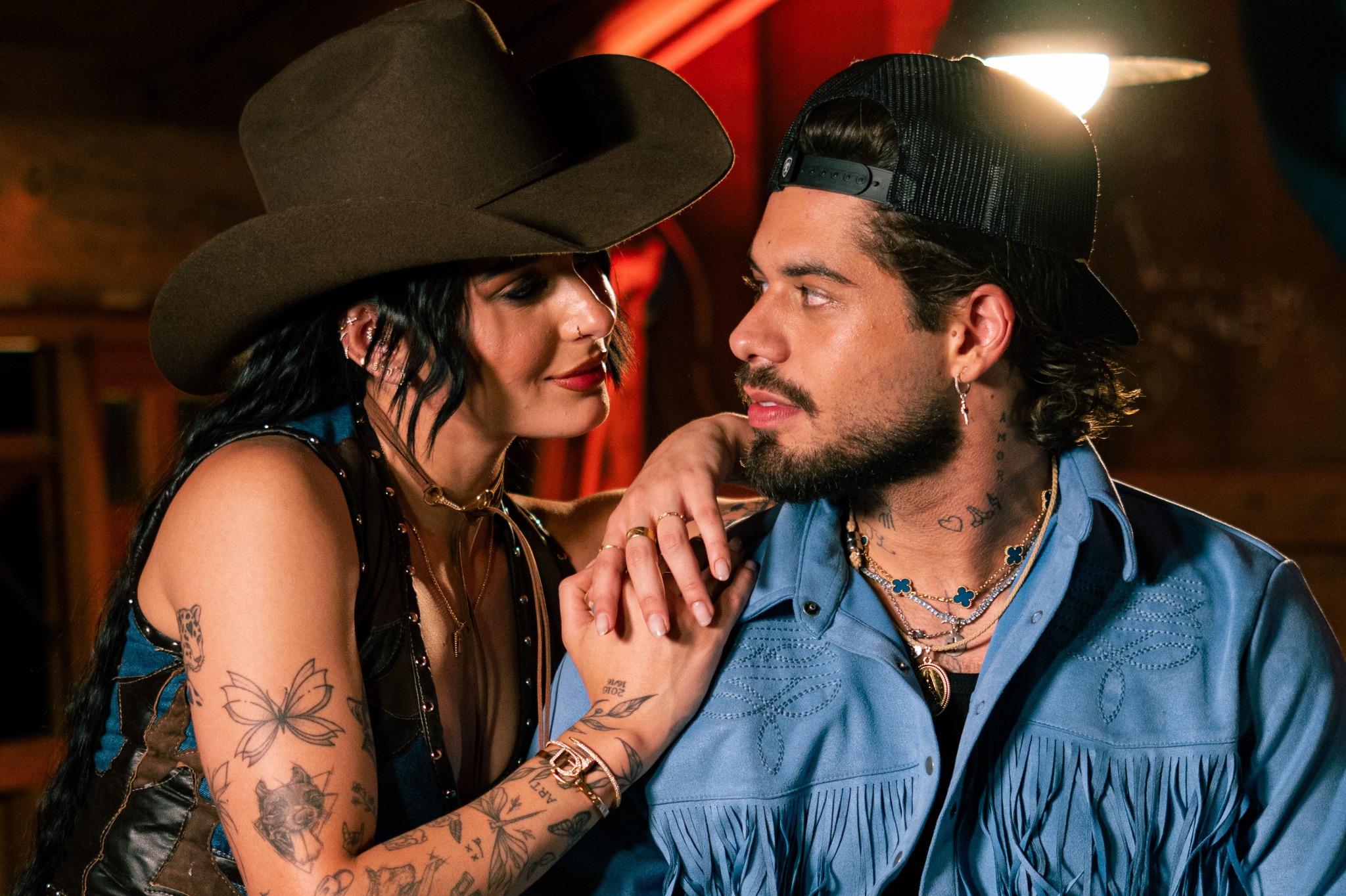 ZÉ FELIPE E ANA CASTELA UNEM SERTANEJO, POP E COUNTRY NO CLIPE DE “SUA BOCA MENTE”