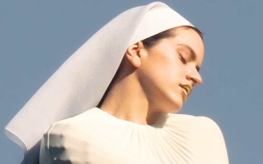 ROSALÍA ENFRENTA O LUTO AO TENTAR CURAR SEU CORAÇÃO PARTIDO NO CLIPE DE “BERGHAIN”, AO LADO DE BJÖRK E YVES TUMOR