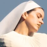 ROSALÍA ENFRENTA O LUTO AO TENTAR CURAR SEU CORAÇÃO PARTIDO NO CLIPE DE “BERGHAIN”, AO LADO DE BJÖRK E YVES TUMOR