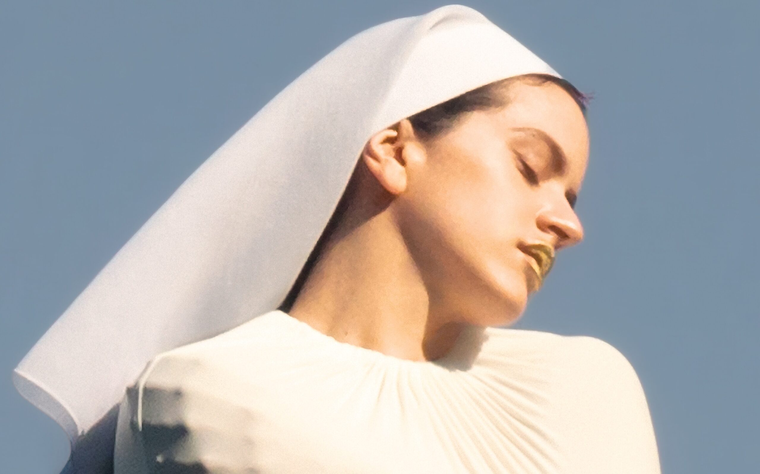 ROSALÍA ENFRENTA O LUTO AO TENTAR CURAR SEU CORAÇÃO PARTIDO NO CLIPE DE “BERGHAIN”, AO LADO DE BJÖRK E YVES TUMOR