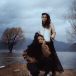 TULIPA RUIZ ANUNCIA TURNÊ NA CHINA E DIVULGA CLIPES DOS SINGLES “ALONGO” E “CAULE DE BAMBU” AO LADO DE YEHAIYAHAN