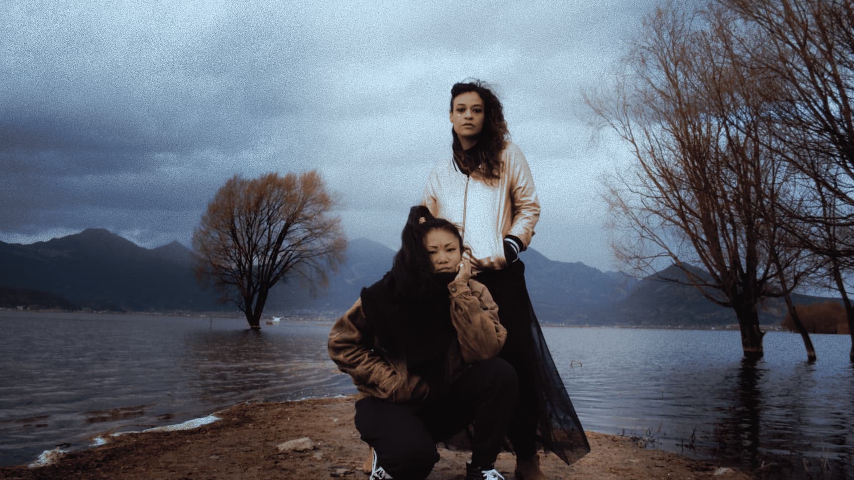 TULIPA RUIZ ANUNCIA TURNÊ NA CHINA E DIVULGA CLIPES DOS SINGLES “ALONGO” E “CAULE DE BAMBU” AO LADO DE YEHAIYAHAN