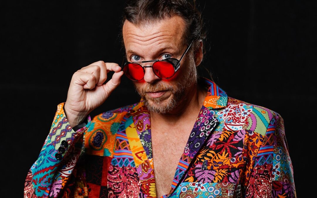 VINNY LANÇA “CLÁSSICOS ACÚSTICOS VOL.1”, SEU PRIMEIRO ÁLBUM EM FORMATO DESPLUGADO QUE UNE NOSTALGIA E MATURIDADE ARTÍSTICA