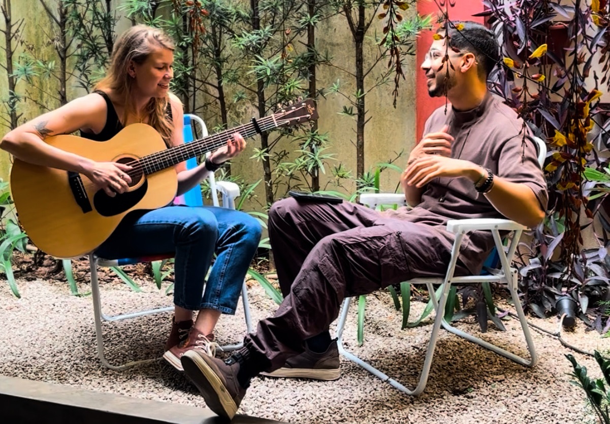 VICKA E NATHAN CARVALHO CELEBRAM UM ROMANCE DE FORMA NATURAL E INEVITÁVEL NA CANÇÃO “TUDO VAI CONSPIRAR”