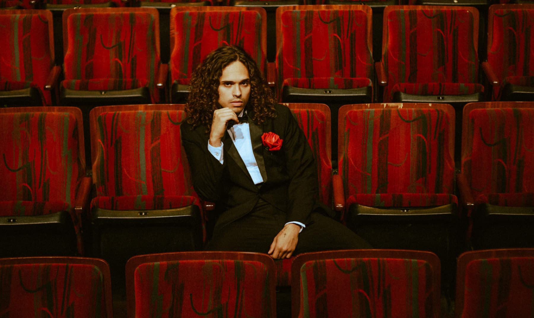 “MAR DE ROSAS”, NOVO SINGLE DE VITÃO, TRANSITA ENTRE A VULNERABILIDADE E A AUTOEXPRESSÃO, UNINDO POESIA E RITMO