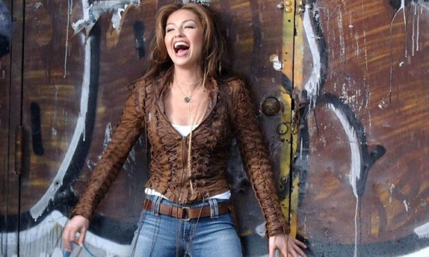 THALIA APRESENTA “OJITOS MEXICANOS”, UMA CÚMBIA QUE APRESENTA ELEMENTOS FRESCOS COM SUA ESSÊNCIA LATINA