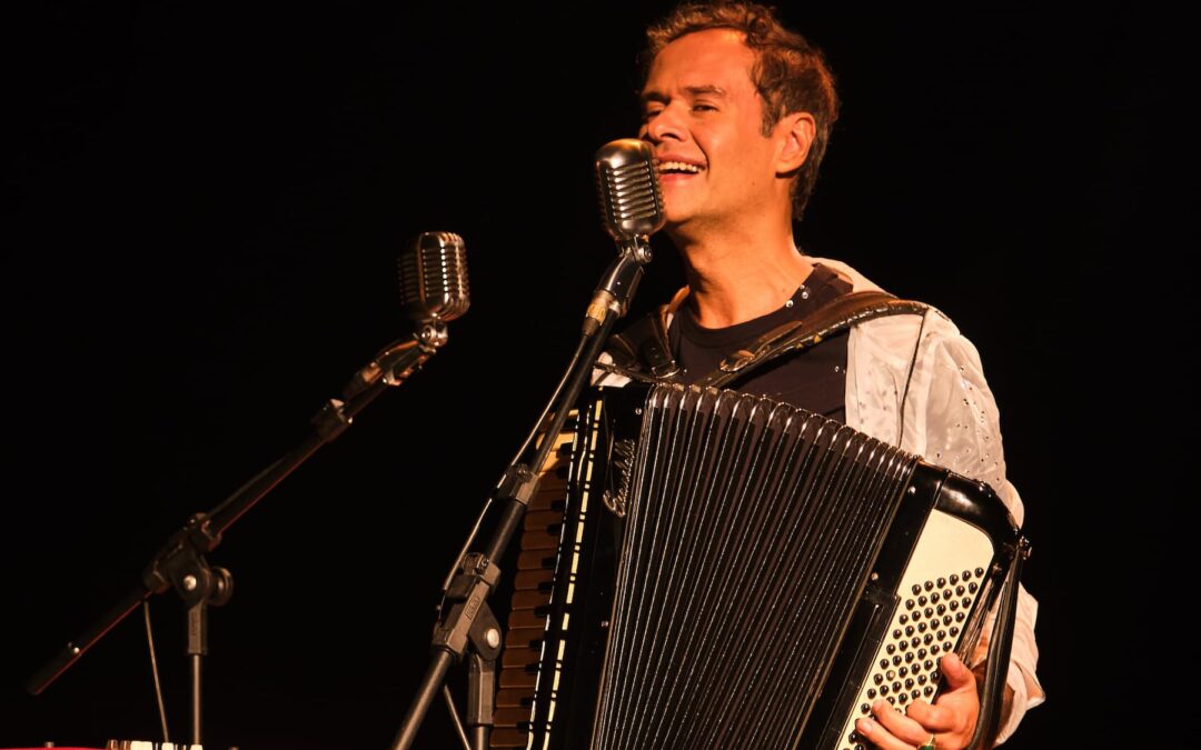 “REÚNO MINHA POLIVALÊNCIA ENQUANTO INSTRUMENTISTA, CANTOR E COMPOSITOR”, DIZ MARCELO JENECI SOBRE O ÁLBUM “SOLO”