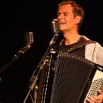 “REÚNO MINHA POLIVALÊNCIA ENQUANTO INSTRUMENTISTA, CANTOR E COMPOSITOR”, DIZ MARCELO JENECI SOBRE O ÁLBUM “SOLO”