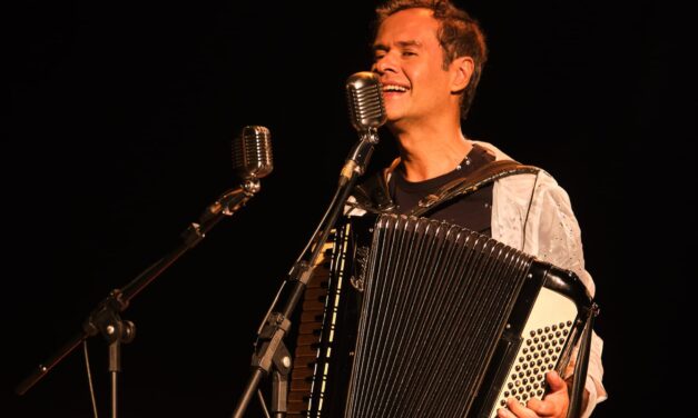 “REÚNO MINHA POLIVALÊNCIA ENQUANTO INSTRUMENTISTA, CANTOR E COMPOSITOR”, DIZ MARCELO JENECI SOBRE O ÁLBUM “SOLO”