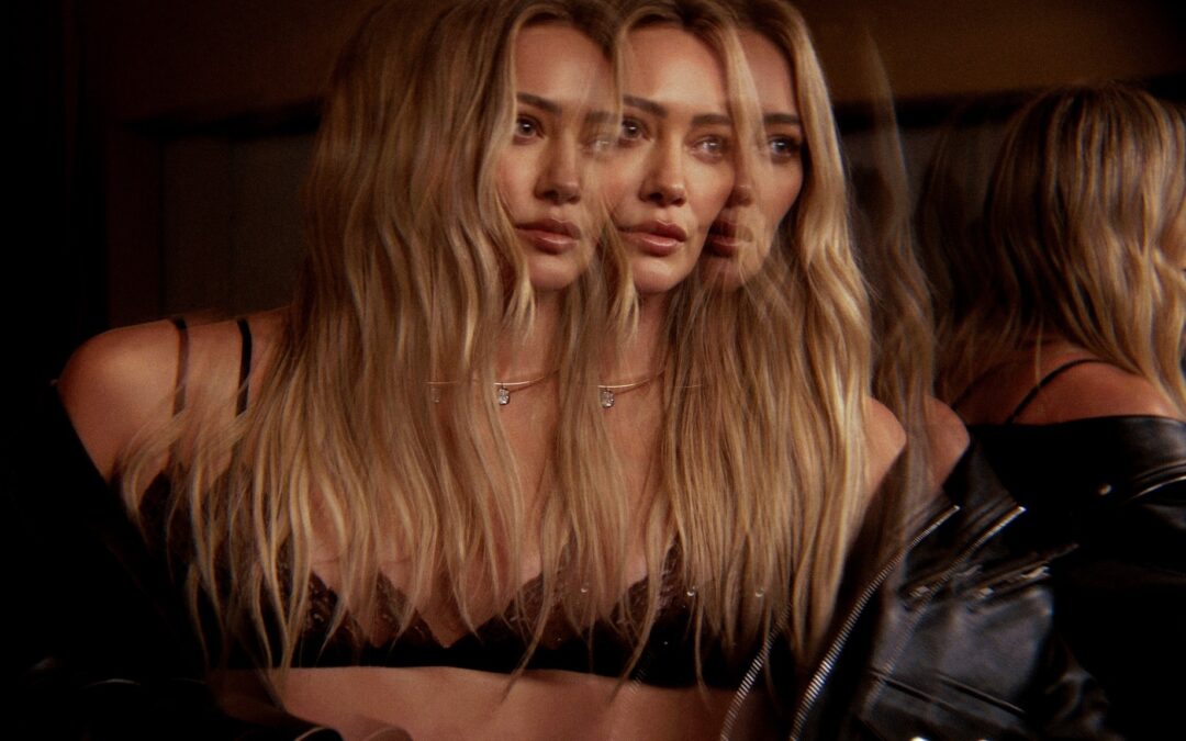 O RETORNO DE HILARY DUFF: APÓS UM HÍATO DE UMA DÉCADA, A CANTORA DIVULGA O CLIPE DO SINGLE “MATURE”