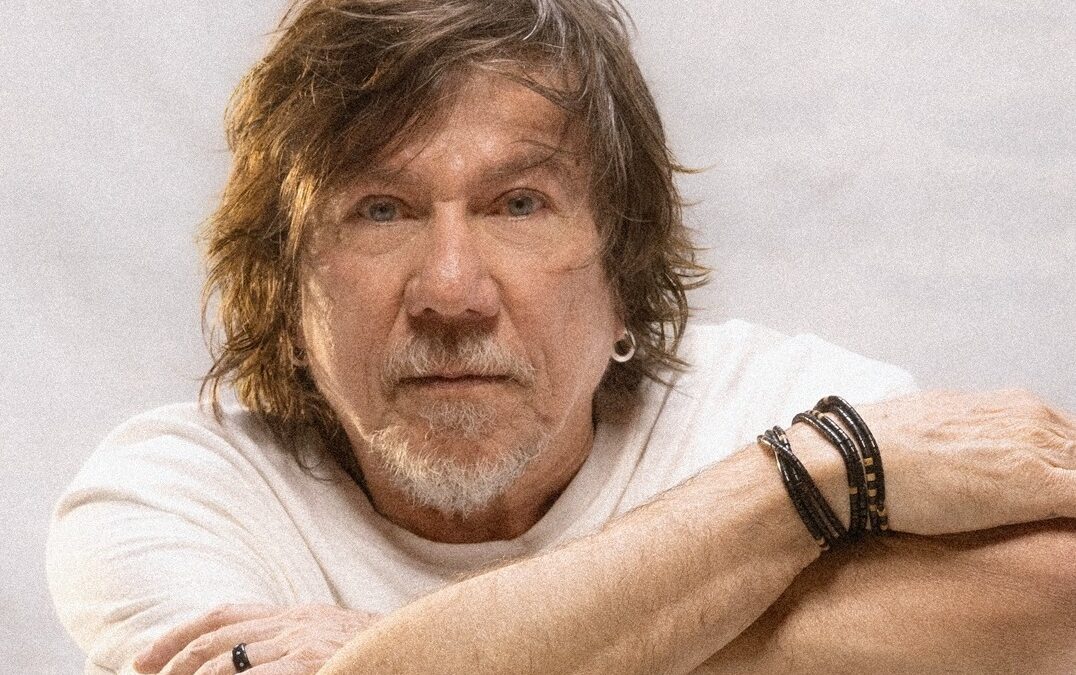 “UM FILME PARA SE OUVIR E UM DISCO PARA SE VER”, DEFINE LENINE SOBRE O LANÇAMENTO DO ÁLBUM “EITA”