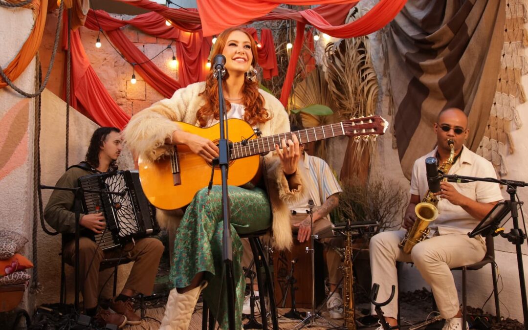 “LEVO A PARAÍBA COMIGO EM TUDO QUE CANTO”, DIZ SOFIA GAYOSO AO REVISITAR SUAS RAÍZES NORDESTINAS NO EP “DIFERENTE (ACÚSTICO)”