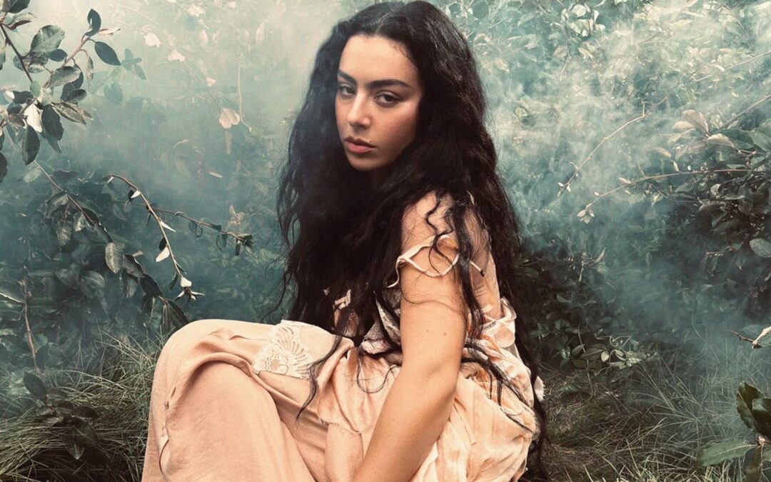 CHARLI XCX LANÇA “CHAINS OF LOVE”, FAIXA QUE INTEGRA A TRILHA SONORA DO LONGA “O MORRO DOS VENTOS UIVANTES”