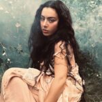 CHARLI XCX LANÇA “CHAINS OF LOVE”, FAIXA QUE INTEGRA A TRILHA SONORA DO LONGA “O MORRO DOS VENTOS UIVANTES”