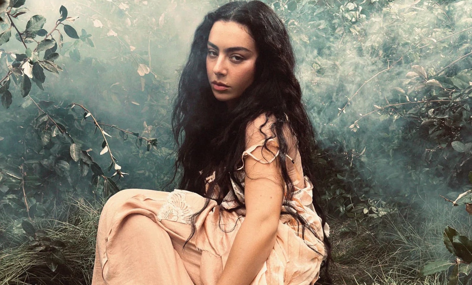 CHARLI XCX LANÇA “CHAINS OF LOVE”, FAIXA QUE INTEGRA A TRILHA SONORA DO LONGA “O MORRO DOS VENTOS UIVANTES”