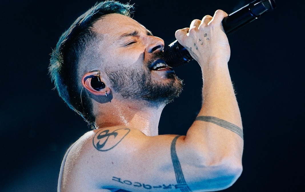 JUNIOR RETRATA O DESAFIO DE ROMPER CICLOS E CURAR FERIDAS EMOCIONAIS NO CLIPE DE “GATILHO”, AO VIVO NO RIO DE JANEIRO