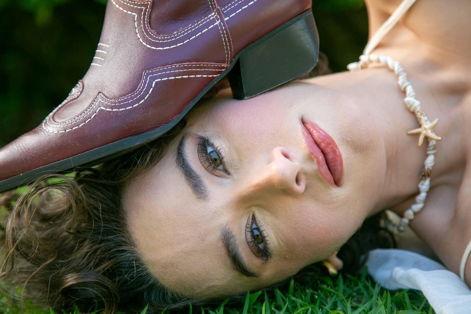 MANOLA APRESENTA “IT’S NOT ME, IT’S ME”, UM AQUECIMENTO PARA O SEU PRIMEIRO ÁLBUM