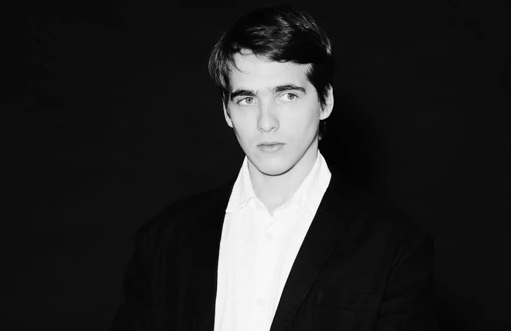 MIGUEL GÓES LANÇA “PÊSSEGOS E PENUMBRAS”, PRIMEIRO SINGLE DE SEU ÁLBUM SOLO, QUE CARREGA UM CLIMA DE BLUES