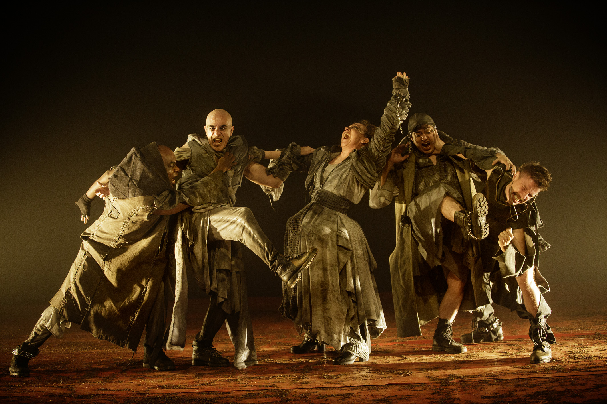 “SABIUS, os MOLEQUES”Texto e Direção: Gerald ThomasElenco: Apollo Faria, Fabiana Gugli, Jefferson Schroeder, Nilson Muniz, Pedro Inoue