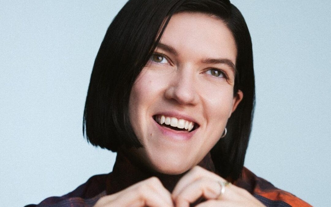 ROMY EXPLORA A INTIMIDADE DO AMOR QUEER E A AUTODESCOBERTA NO CLIPE DO SINGLE “LOVE WHO YOU LOVE”