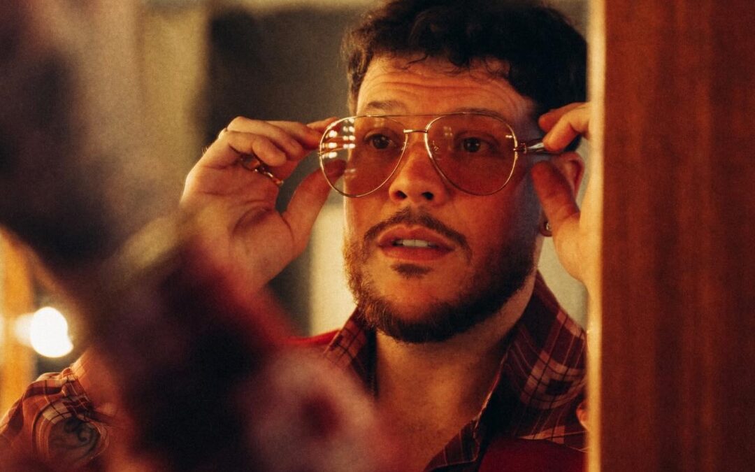 FERRUGEM APOSTA NA ESTÉTICA DOS 1970 E TRAZ REFERÊNCIAS A SOUL MUSIC NO CLIPE DO SINGLE “ARREPENDIDAÇO”