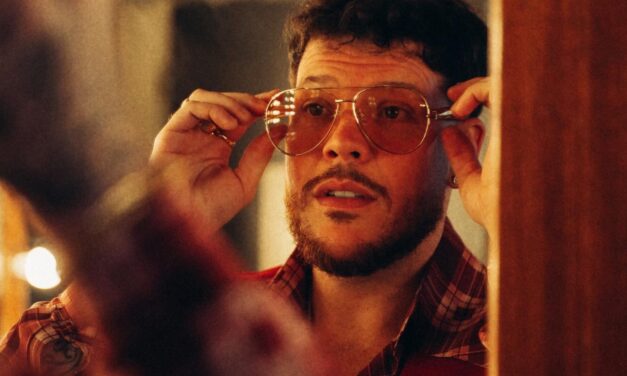 FERRUGEM APOSTA NA ESTÉTICA DOS 1970 E TRAZ REFERÊNCIAS A SOUL MUSIC NO CLIPE DO SINGLE “ARREPENDIDAÇO”