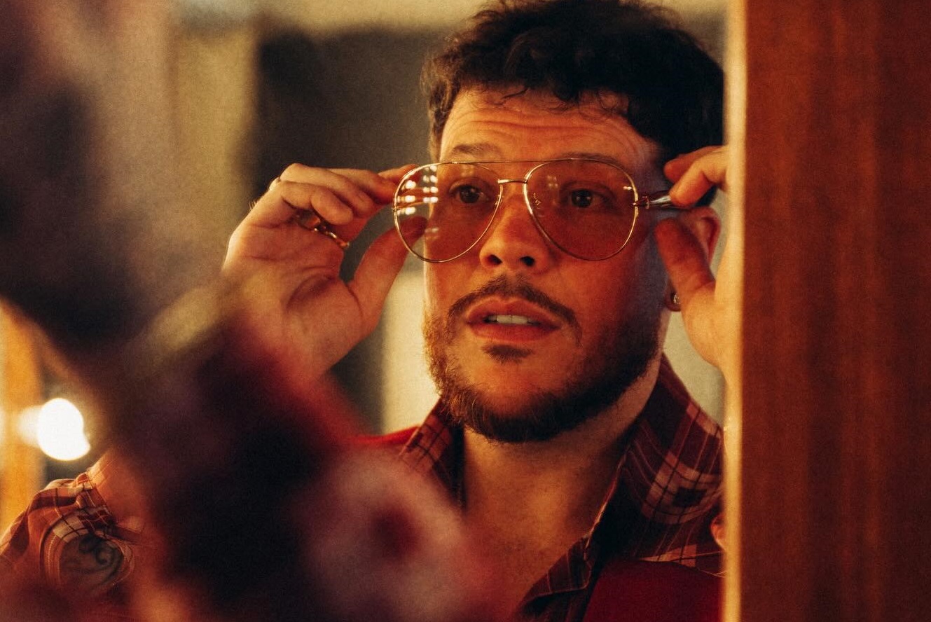 FERRUGEM APOSTA NA ESTÉTICA DOS 1970 E TRAZ REFERÊNCIAS A SOUL MUSIC NO CLIPE DO SINGLE “ARREPENDIDAÇO”