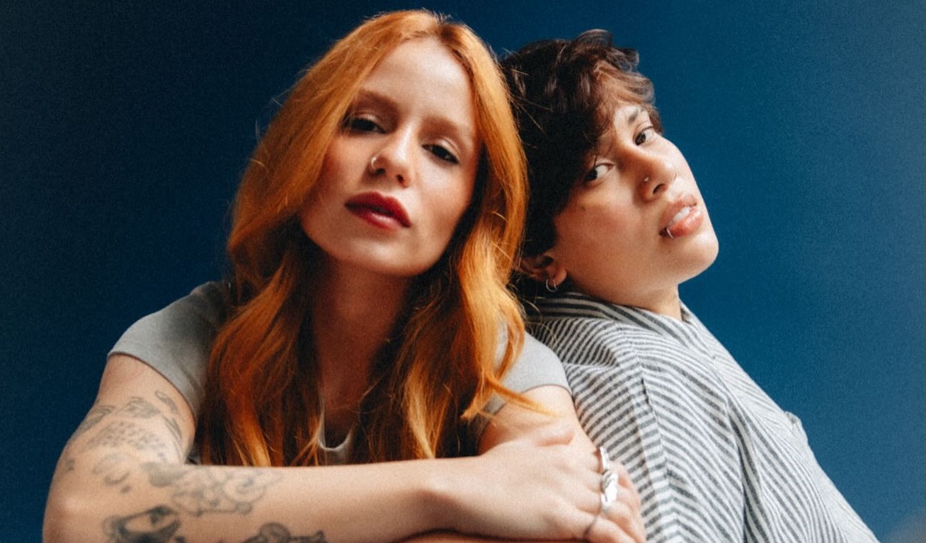 ANA GABRIELA E CAROL BIAZIN NARRAM O DESEJO DE UM AMOR À DISTÃNCIA NO SINGLE “DESNECESSÁRIO”