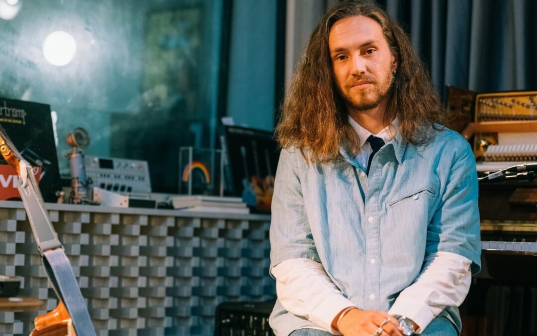 “É UMA MÚSICA QUE EU CURTO MUITO PELAS GUITARRAS DISTORCIDAS E PELO REFRÃO MARCANTE”, DIZ VITOR KLEY SOBRE A INÉDITA “NÓS DOIS”