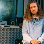 “É UMA MÚSICA QUE EU CURTO MUITO PELAS GUITARRAS DISTORCIDAS E PELO REFRÃO MARCANTE”, DIZ VITOR KLEY SOBRE A INÉDITA “NÓS DOIS”