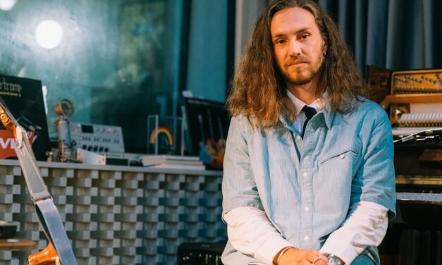 “É UMA MÚSICA QUE EU CURTO MUITO PELAS GUITARRAS DISTORCIDAS E PELO REFRÃO MARCANTE”, DIZ VITOR KLEY SOBRE A INÉDITA “NÓS DOIS”