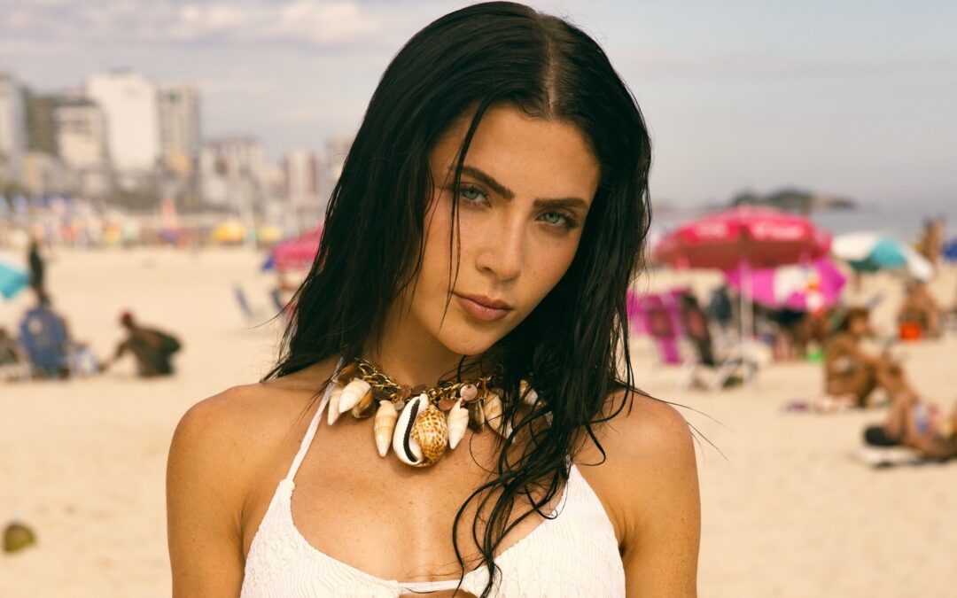 AMIR SLAMA SE UNE PELA SEGUNDA VEZ COM JADE PICON E LANÇAM COLEÇÃO QUE DIALOGA COM DESIGN AUTORAL E COMPORTAMENTO