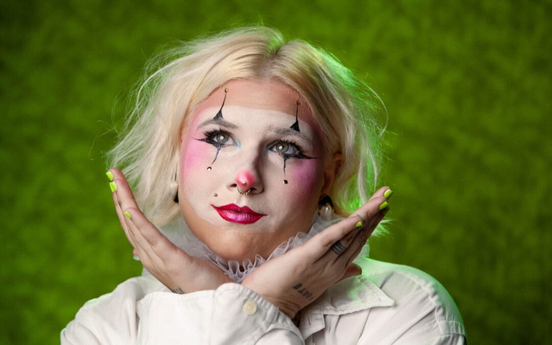 BRUNA ALIMONDA TRANSFORMA INCÔMODOS EM ARTE NO CLIPE DE “BESTA”, SINGLE REPLETO DE IRONIA E HUMOR