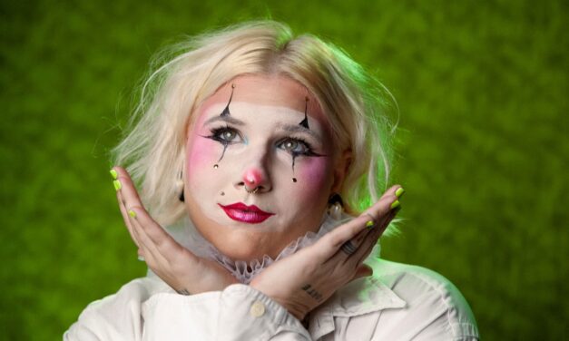 BRUNA ALIMONDA TRANSFORMA INCÔMODOS EM ARTE NO CLIPE DE “BESTA”, SINGLE REPLETO DE IRONIA E HUMOR