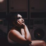 ELISA MAIA SILENCIA O MUNDO PARA OUVIR A SI MESMA NO CLIPE DA CANÇÃO “RUÍDOS DA CASA”