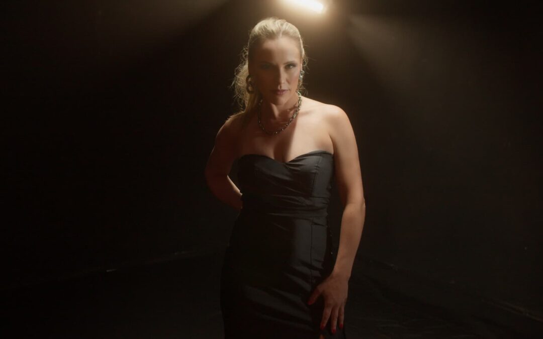 VIVI ZANROSSO TRANSFORMA DESPEDIDA EM UM ATO DE FORÇA PESSOAL NA ROCK BALLAD “GOODBYE”