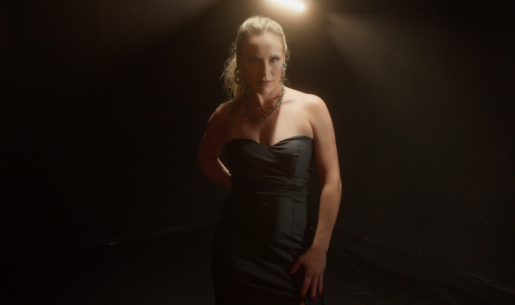 VIVI ZANROSSO TRANSFORMA DESPEDIDA EM UM ATO DE FORÇA PESSOAL NA ROCK BALLAD “GOODBYE”