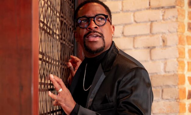 “ACREDITO QUE ESSA É UMA CONSEQUÊNCIA DA MINHA MATURIDADE”, DIZ MUMUZINHO SOBRE A CANÇÃO “CORAÇÃO DE PEDRA”